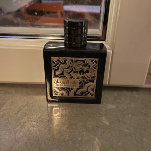 Qaed Al Fursan parfym - SÖKER BYTE också av parfymer !Elegant och mystisk parfym i en svart flaska med guldmönster. Qaed Al Fursan från Lattafa erbjuder en djup och rik doftupplevelse. Perfekt för den som söker något unikt och sofistikerat. 