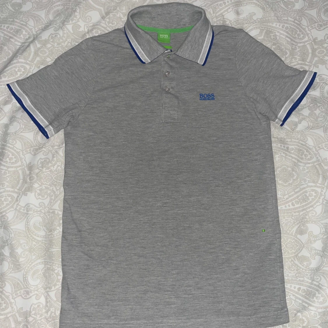 Grå pikétröja från Boss