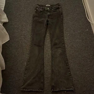 Svarta bootcut jeans från Perfect Jeans - Snygga svarta bootcut jeans från Perfect Jeans. De har en klassisk femficksdesign och en bekväm passform. Perfekta för en stilren look.