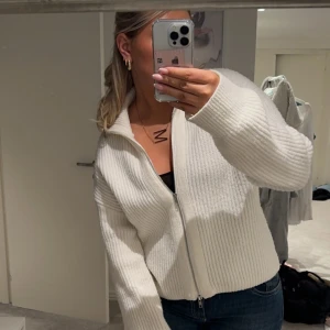 Vit ribbad kofta med dragkedja - Säljer denna söta  vita kofta med dragkedja och ribbad, kommer tyvärr inte till användning 