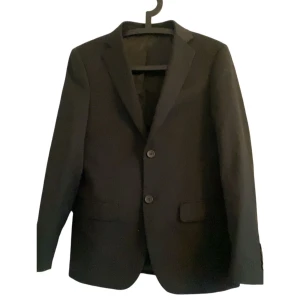 Kavaj - Säljer nu denna svarta slim fit kavajen från Dressmann som använts en gång! Den är storlek 44 vilket skulle motsvara ungefär storlek S. Bara att skriva om fler bilder eller mer information önskas.