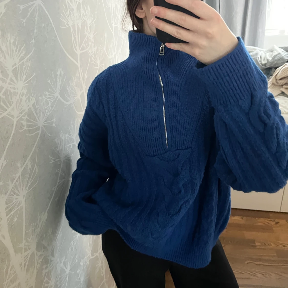 Stickad tröja med dragkedja