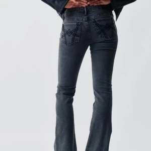 Svarta lågmidjade bootcut jeans - Twisted bootcut jeans från Gina Tricot. Storlek 36, säljer då de är för stora för mig, använda en gång. 