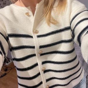 Svart vit randig kofta - Fräsch lyxig kofta! Använd runt 5 gånger! Toppskick! Väldigt fint material