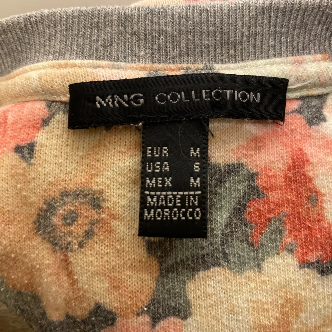 Blommig tröja med långa ärmar MNG M - 93