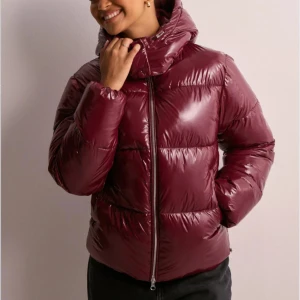 Nelly Puffer Jacket - Intressekoll på denna populära jacka från nelly💓Helt slutsåld och verkar inte komma in i lager igen, säljer därför BARA vid bra pris 