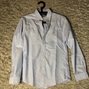 Ljusblå skjorta från Polo Ralph Lauren - Snygg ljusblå skjorta från Polo Ralph Lauren i slim fit.                   Skick - 10/10 aldrig använd 