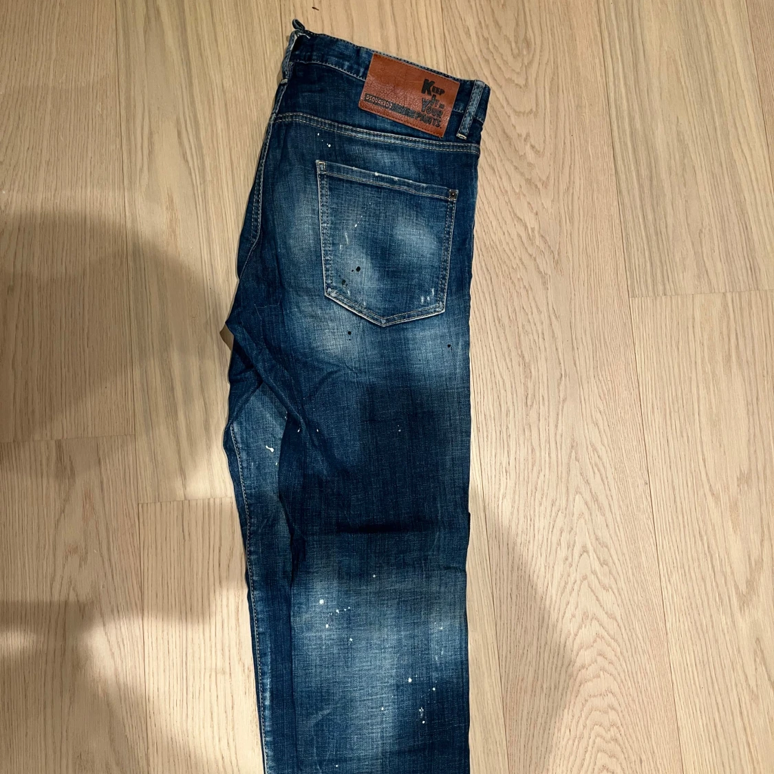 Blå jeans med slitningar och detaljer - 91