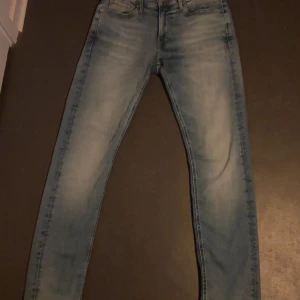 Blå slim fit jeans från Calvin Klein - Snygga blå slim fit jeans från Calvin Klein. Aldrig använda. Säljs pga att de inte passar ‼️gör också meetups‼️