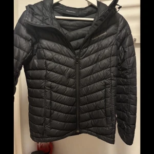 Jacka Peak Performance - Jacka från Peak Performance med dragkedja och huva. Storleken finns med på bilderna. Kan gå ner i pris