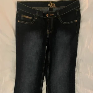 Mörkblå jeans från M2M - Snygga mörkblå jeans från M2M med klassisk femficksdesign och kontrastsömmar. Perfekta för en avslappnad stil. Midjemått 80cm, innerbenslängd 78cm💞