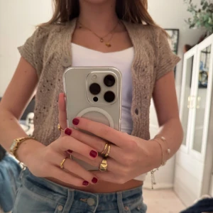 Beige stickad kofta - Söt beige stickad kofta!! Den är så himla snygg men kommer tyvärr inte till användning längre ❤️❤️❤️