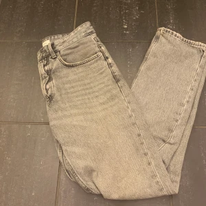 Grå jeans från Zara - Gråa jeans från Zara i en klassisk straight fit. Storlek 38 i Zaras storlekar. Skriv om du har frågor eller vill ha mer bilder👌