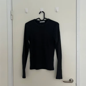 Grå ribbad tröja - Grå ribbad tröja från Zara. Stretchigt men omslutande material. Väldigt skön 🌸 Använd någon enstaka gång