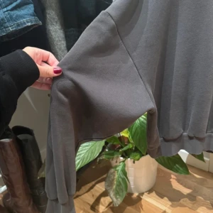Grå sweatshirt - En mörkgrå sweatshirt från Nelly. Använd men väldigt fint skick. Ballongärmar och oversized fit. Supersnygg och bra basplagg att ha.