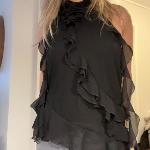 Volangtopp - En jättefin volangtopp med en hög hals. I fint skick 