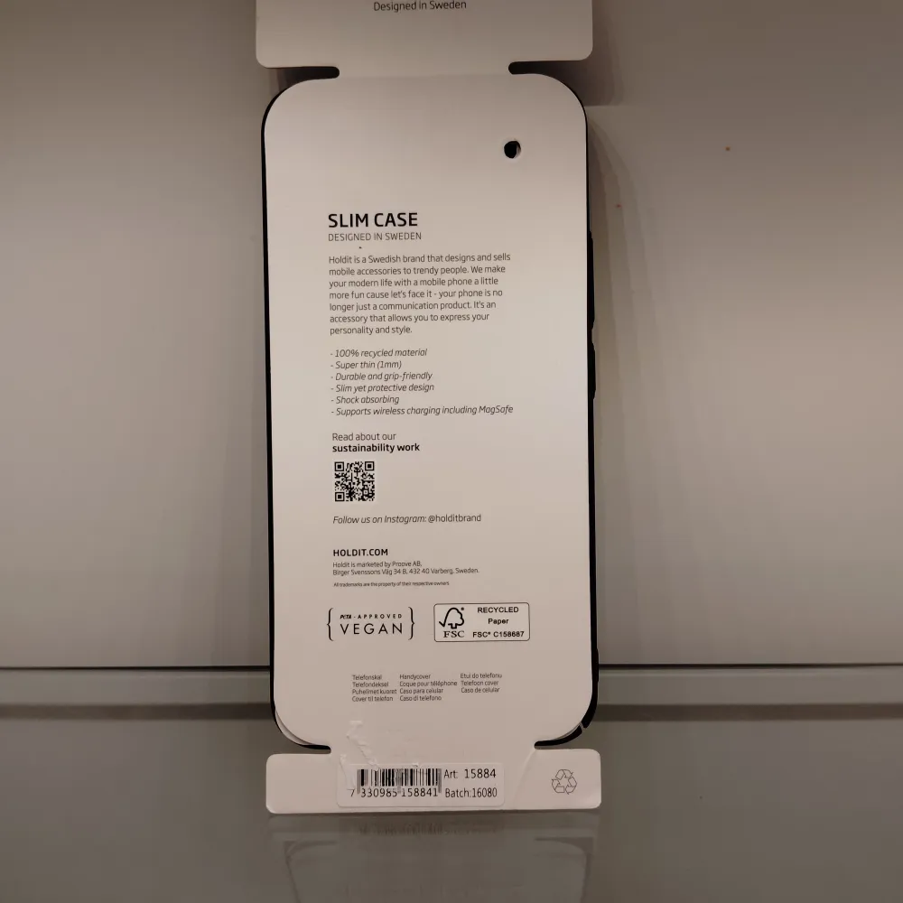 Snyggt och stilrent svart mobilskal från Holdit, designat för Galaxy A34. Skalet är tillverkat av 100% återvunnet material och har en slim design som skyddar din telefon utan att göra den klumpig. Perfekt för dig som vill ha ett hållbart och miljövänligt alternativ.. Asusteet.