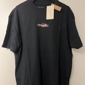 Svart t-shirt med Leonardo da Vinci-tryck - Snygg svart t-shirt från Pier One med tryck av Leonardo da Vinci på både fram- och baksidan. Perfekt för dig som gillar konst och stilrena plagg. Helt ny 