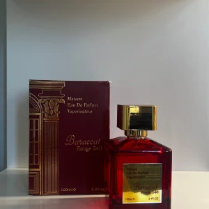 Baccarat Rouge 540 - Hej, säljer min helt nya Baccarat Rouge  540 parfym som jag endast test doftat/sprayat på. Den är köpt utomlands därav inte kan garantera den är helt äkta. Däremot håller doften väldigt bra och är jättefin. Vid funderingar är det bara skriva🩷💓
