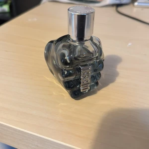 Diesel only the brave 30 ml - Perfekt för den som vill ha en distinkt och maskulin doft. Knappt använd endast fåtal gånger då jag har haft andra i rotation.