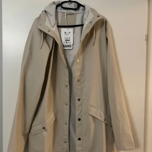 Helt ny regnkappa från Rains - En helt ny oanvänd regnkappa/ regnjacka från märket Rains Storlek M Nypris 899Sek