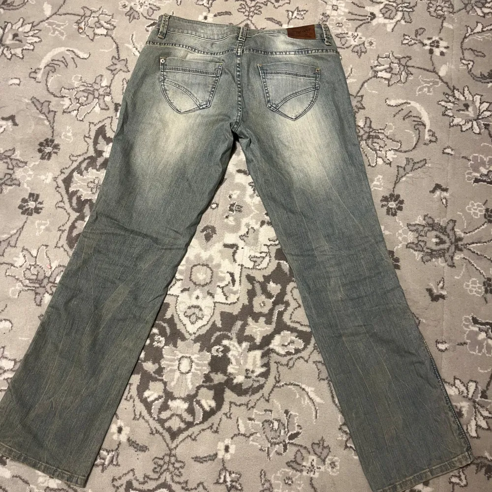 superfina jeans som ej kommer till en användning..;(                                                                   innebenslängd: 78 midja tvärsöver: 39. Farkut & Housut.
