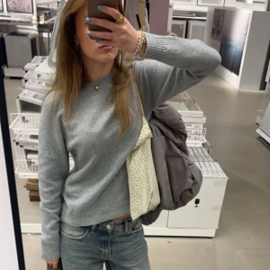 Grå stickad tröja🩶 - Så skön och snygg stickad tröja, perfekt nu mot hösten💋 Den är inte nopprig men täcken på att den använts syns på materialet litegrann🥰 