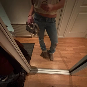 jeans med revor & slitningar - snygga blå jeans med trendiga slitningar 💕skriv om funderingar 🥰🥰Storleken är XS men jag brukar ofta ha S/36 i jeans 🥰pris är diskuterbart!
