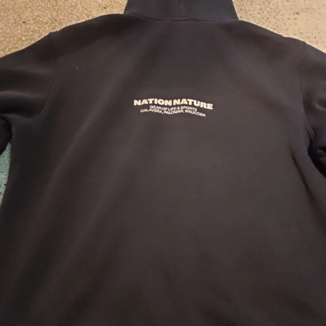 Svart hoodie från Nation Nature - 90