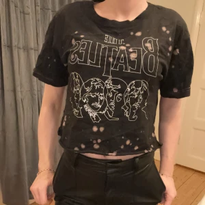 Svart Beatles t-shirt med tryck - Croppad t-shirt i storlek xs
