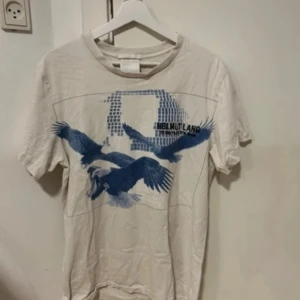 Vit t-shirt med tryck från Helmut Lang - Intressekoll på denna sjukt feta helmut lang T-shirten. ✅ Storlek L