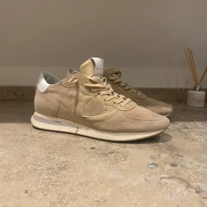 Beige sneakers från Philippe Model - Säljer dessa feta Philippe model dojor dom är i bra skick. Kan gå ner i pris vid snabb affär. Skriv om ni har frågor. MVH Love