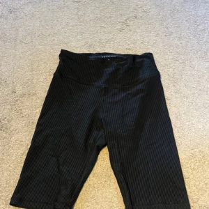 Svarta bikershorts Röhnisch  - Svarta bikershorts från Röhnisch, aldrig använda men har inte prislappen kvar💞