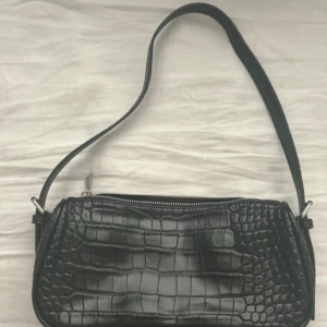 Svart skinnväska från Nelly  - Säljer min svarta skinnväska som jag köpte från Nelly för ungefär 1 år sedan. Den är i väldigt bra skick och har inga skador eller liknande. Nypris om jag minns rätt var ca 350kr. 