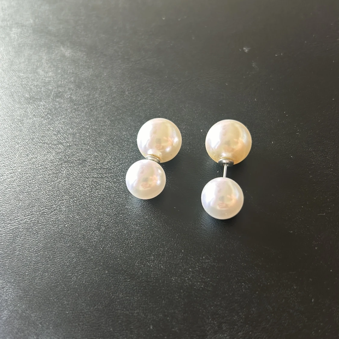 Dubbelpärlörhängen i vit - 91