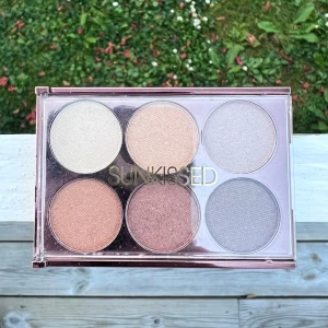 Ögonskuggspalett - Ögonskuggspalett från Sunkissed med fina neutrala skuggor. Praktisk reseförpackning.  Aldrig använd 😚  Längd: 7 cm Bredd: 5,5 cm