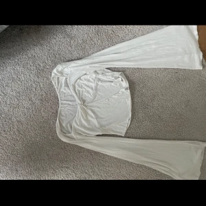 Långarmad tröja - Fin långarmad tröja🤍 endast använd 1-2 gånger