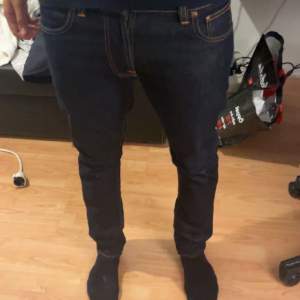 Hej vill sälja min Nudie jeans på grund av att jag inte har dem till någon användning, dem är nu nyskick har använts ca 2-5 gånger samt så finns det inga hål eller skråmor på jeansen 👍👍