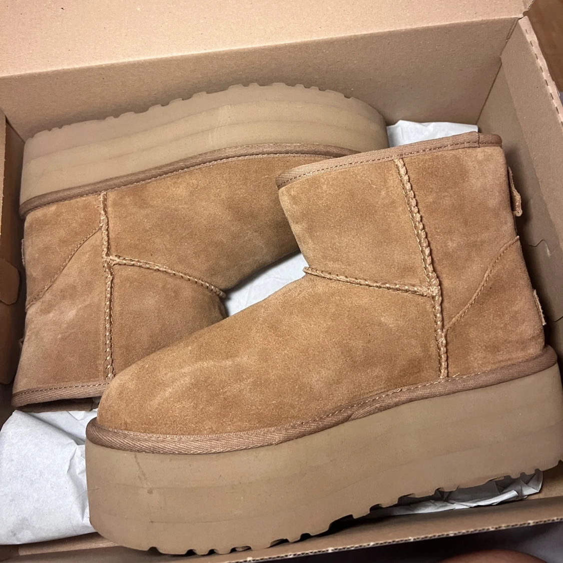 UGG Classic Mini Platform i färgen chestnut