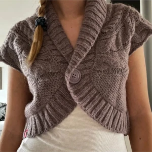 Bolero😍 - Jättefin bolero köpt på Plick❤️ säljer då den inte kommer till använding😭 den är grålila💕 gamla ägarens bilder!