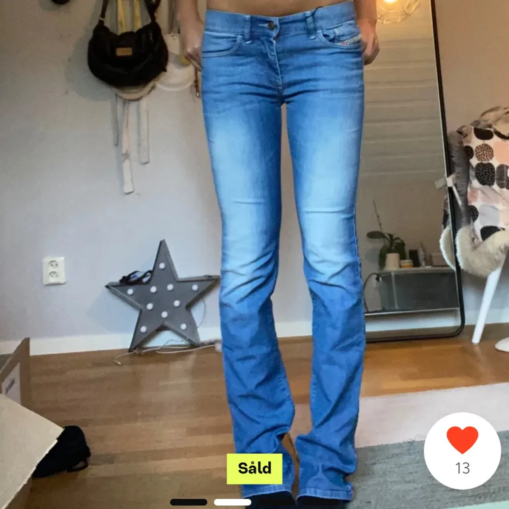 Såå fina, köpte på plick men var tyvär alldeles för stora. Nyskick, fina i materialet. Midwaist o bootcut . Jeans & Byxor.