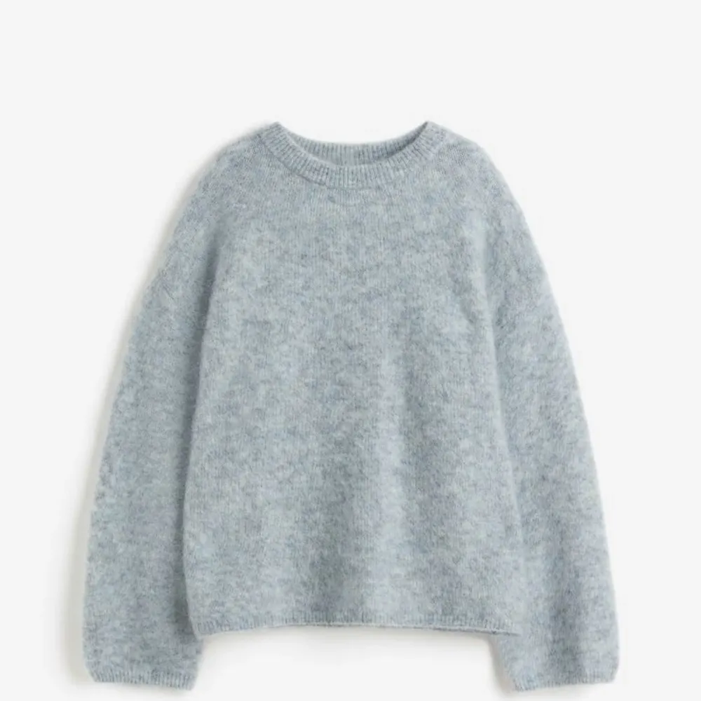 Slutsåld jättefin mohair och ull tröja från H&M i strl S, endast använd ett fåtal gånger!. Stickat.