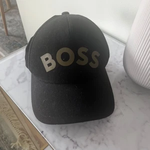 Boss keps - En boss keps som är i bra skick, använt några gånger men säljer den nu för den ej passar min stil. Köpte den för 350. Priset kan även diskuteras.  