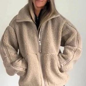 Beige teddyjacka H&M - Säljer min fina beiga teddyjacka från H&M i strl XS. I nyskick💕  (Första bilden är lånad men det är exakt samma)