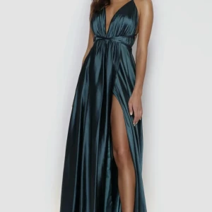 Balklänning  - Säljer min superfina balklänning. Endast använd 1 gång. Den har resår baktill och band som du kan justera själv. En perfekt balklänning.  Ordinarie pris 2499. Säljer den för 1700kr. Pris kan diskuteras.