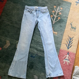 Zara jeans -  Säljer nu mina as snygga zara jeans då de har blivit för små för mig!  Bra skick  Skriv vid intresse och ge gärna prisförslag ❤️