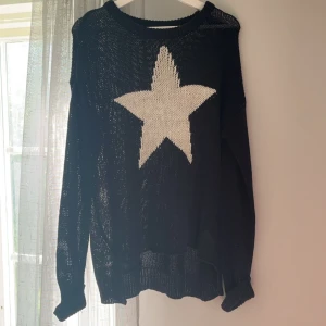 Stickat Tröja med Stjärna - Svart stickad tröja med en vit stjärna på. Inga defekter. Köpt second hand.