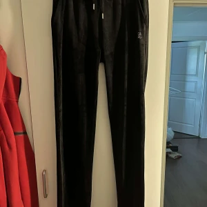 Juicy couture mjukisbyxor - Svarta juicy couture byxor jag köpte men ångra mig lika snabbt så ja säljer!  Aldrig tvättade och bara test använda!