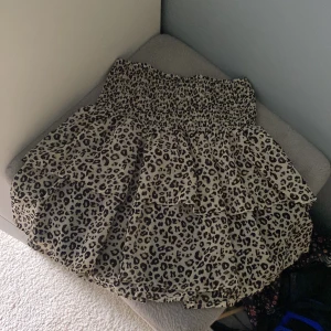 volang kjol leopard - stor i storleken, bra skick. Har andvänt den nu i sommar annars inte. 