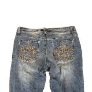 Vintage l.e.i. Jean - Vintage bootcut l.e.i. Jeans! Dom är stretchiga och måtten är: Midja 40 cm, Längd 99 cm, Tveka inte att skriva vid ytterligare frågor!⭐️